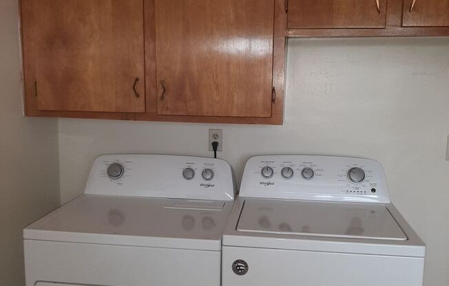 2 beds, 1 bath, 903 sqft, $1,250, Unit B-1