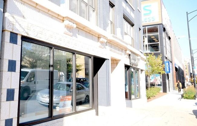 944 W Montrose