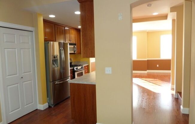 AMAZING  3-Bedroom Townhome w/HUGE 3-Car Attached Garage FOR RENT!!