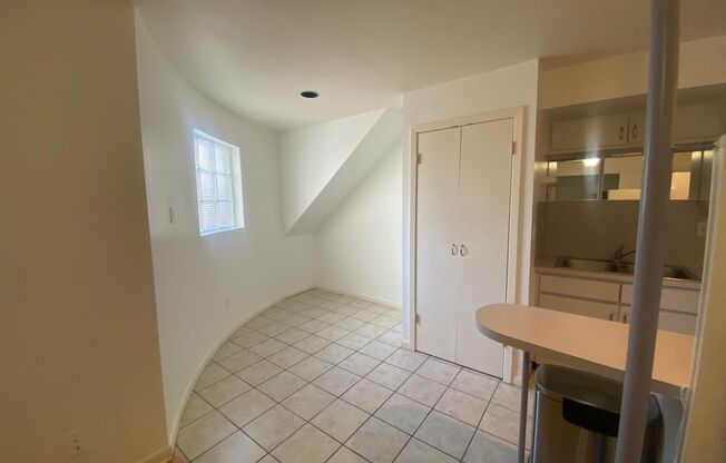 Studio, 1 bath, 700 sqft, $975, Unit Unit B