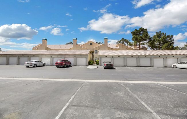 Downstairs 2 bedroom condo in Green Valley