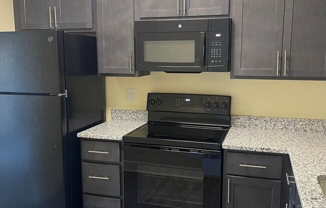 3 beds, 2 baths, 1,152 sqft, $2,300, Unit 14201 304