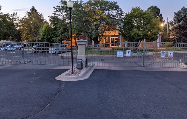 AWESOME 2-BEDROOM CONDO INCL. GARAGE, SWIMMING POOL, WASHER & DRYER!