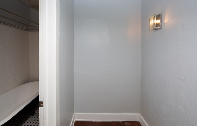 $1,595 - All utilities Included!! Spacious Studio in Downtown Long beach 2 blocks from Beach!!!