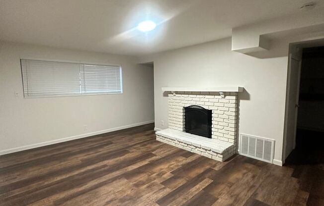 2 beds, 1 bath, 905 sqft, $1,300, Unit 5478-B