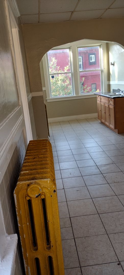 3 beds, 1 bath, $1,400, Unit 3
