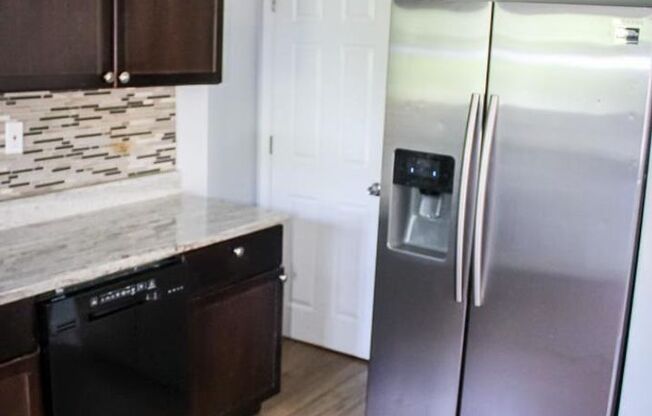 Stunning 3-Bedroom Home with Modern Amenities in a Prime Neighborhood!