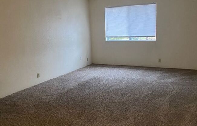 2 beds, 1 bath, 750 sqft, $1,225, Unit Unit 4