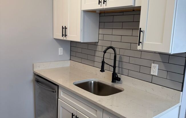 2 beds, 1 bath, 850 sqft, $1,300, Unit 8472-5