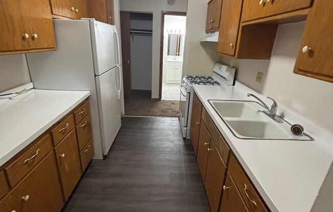 2 beds, 1.5 baths, 963 sqft, $1,299, Unit 5166 B04