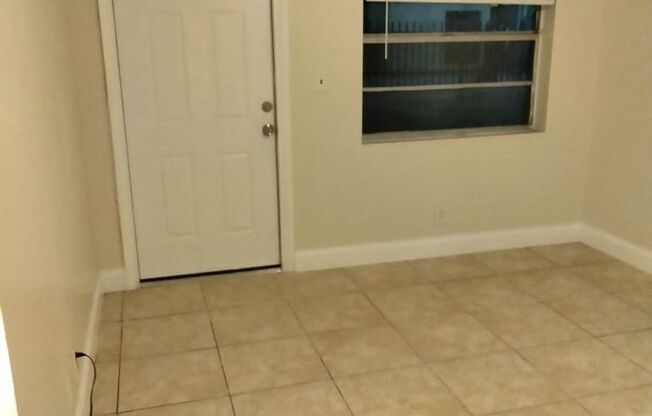 Large 1 Bed 1 Bath in Lauderdale Lakes