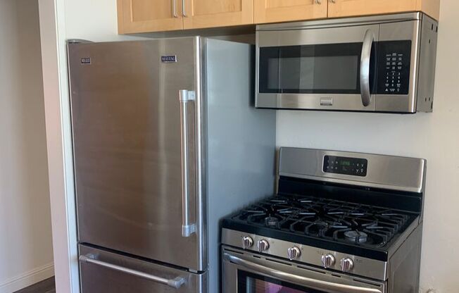 3 beds, 1 bath, $2,695, Unit UNIT 40