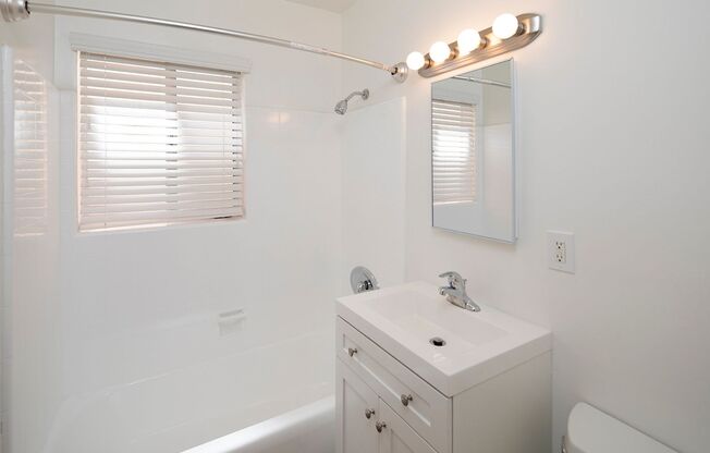 2 beds, 1 bath, 921 sqft, $2,595, Unit 203