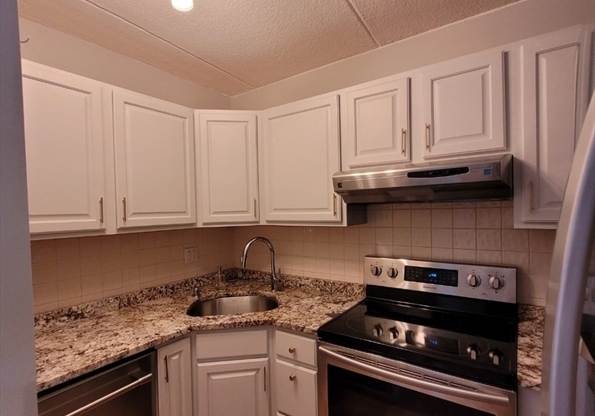 2 beds, 1 bath, 833 sqft, $2,680, Unit 239