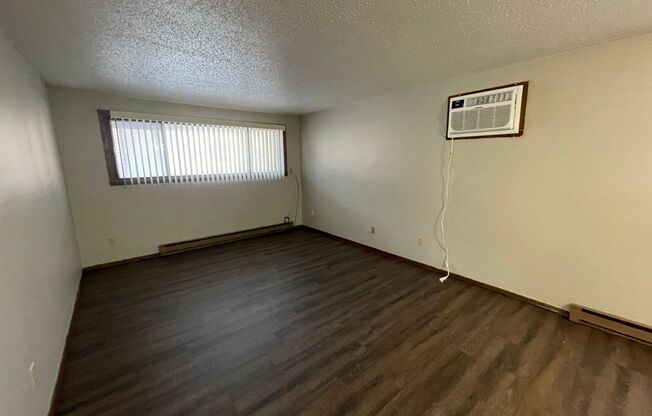 2 beds, 1 bath, $795, Unit Apt 2