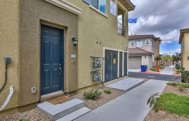 2 bedroom Condo- near the M