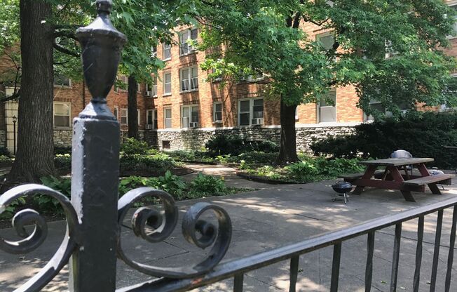 Studio, 1 bath, 400 sqft, $825, Unit 111