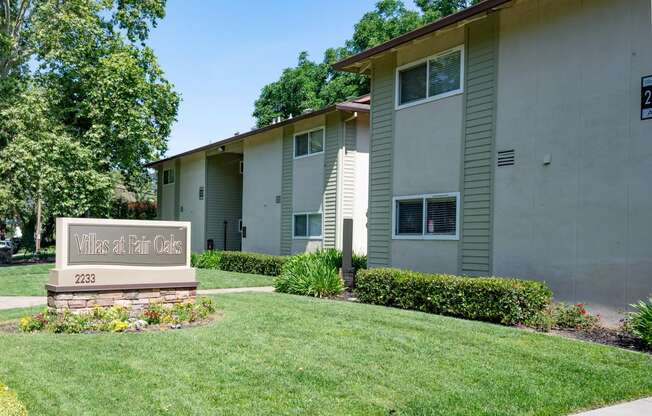 View of exterior building and monument sign of Villas at Fair Oaks logo