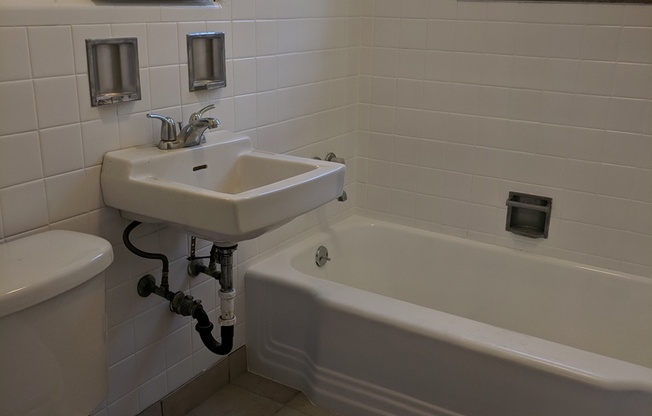 2 beds, 1 bath, $1,775, Unit 111C
