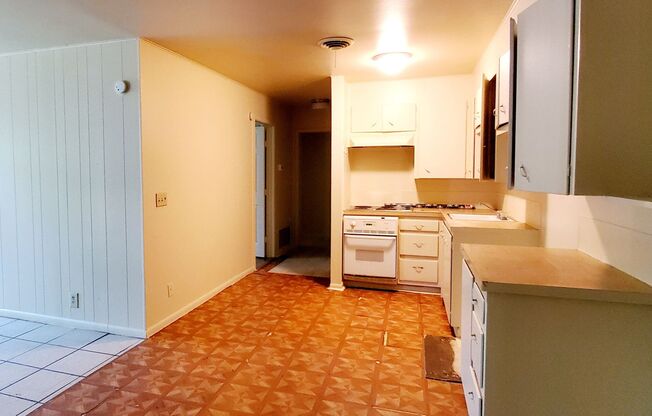 2 beds, 1 bath, $615, Unit APT# 2