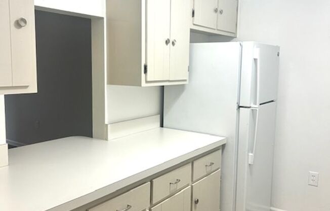 1/1 WITH BALCONY - CLOSE TO SHOPPING/COLLEGES/BEACHES