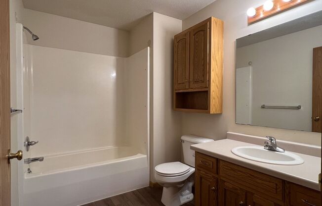 2 beds, 1 bath, 918 sqft, $1,100, Unit WE 1000 RL-16