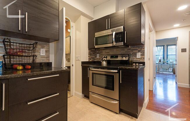 Beautiful & Renovated 2 bed in Brookline... Really Nice Listing!!