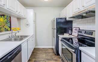 Fully Equipped Kitchen at The Pointe at Irving Park, Greensboro, NC, 27408