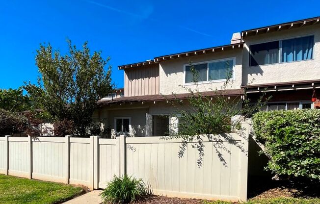 Newbury Park townhome w/3+2, en-suite, garage, patio + pool!