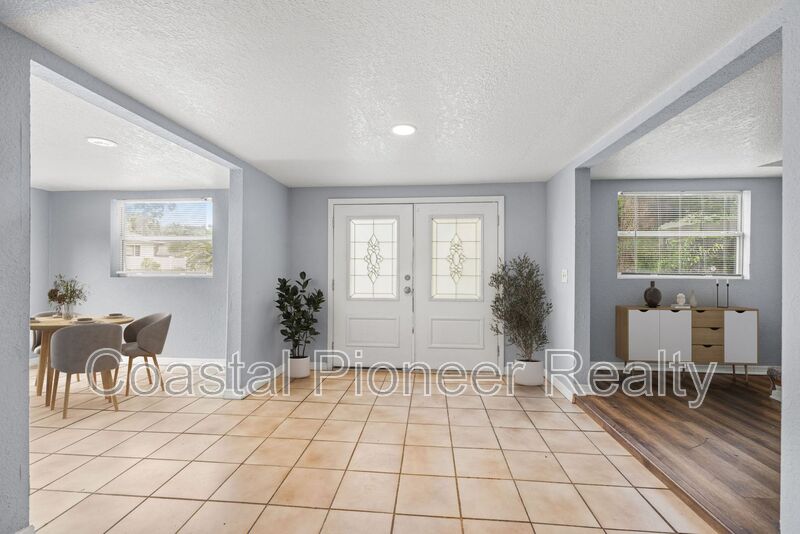 305 E HANNA AVE