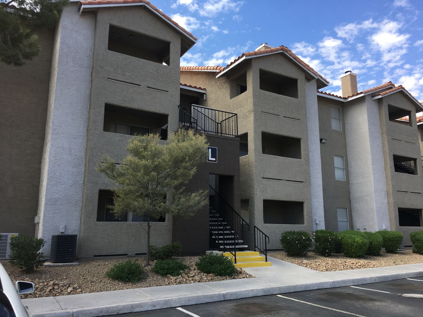 Beautiful 1 Bedroom 1 Bath Condo in Guard Gated Community!!