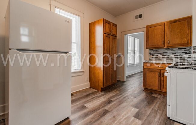 3 beds, 1 bath, 800 sqft, $1,200, Unit 402/02