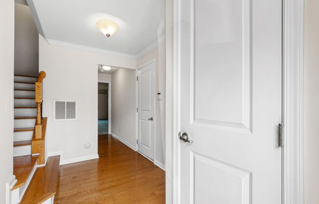 Beautifully Maintained 4BR/3.5BA End-Unit Townhome in Twin Lakes