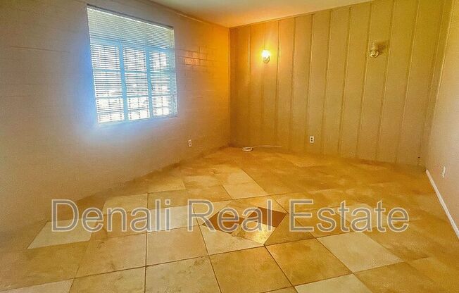 2321 E LYNNE LN