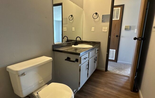 2 beds, 1 bath, 826 sqft, $950, Unit 5