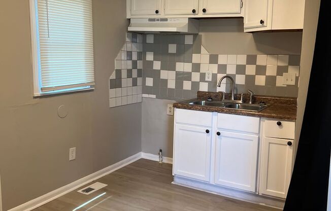 A beautiful newly renovated 3 Bed, 1 full bath on the Eastside! Close to Downtown!