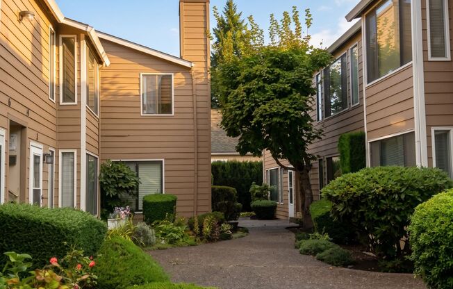 2 Bed Townhome in Heart of Sellwood, Brand New Flooring & AC Minisplits