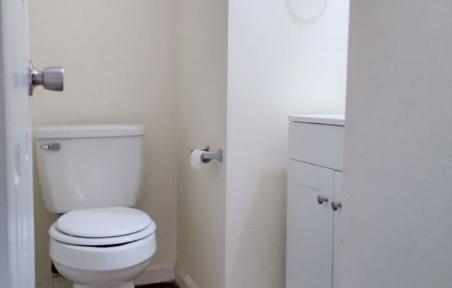3 beds, 1 bath, 775 sqft, $876, Unit 415-17 Arter-417 Arter