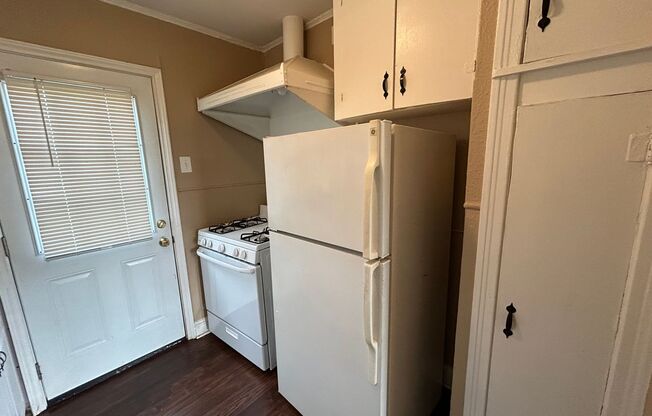 2 beds, 1 bath, $900