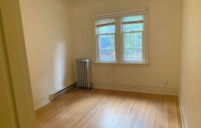 1 bed, 1 bath, 1,100 sqft, $2,250, Unit 3331 E Marion St.