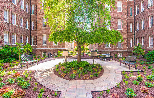 Courtyard with grilling area at Highview and Castle Manor, Washington