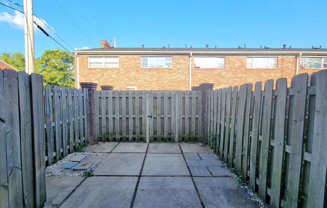 2530 E North St 14B Greenville, SC 29615 Fenced Townhome In Center of Town