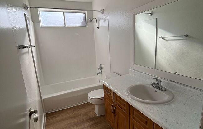 2 beds, 1 bath, 930 sqft, $2,600, Unit 076