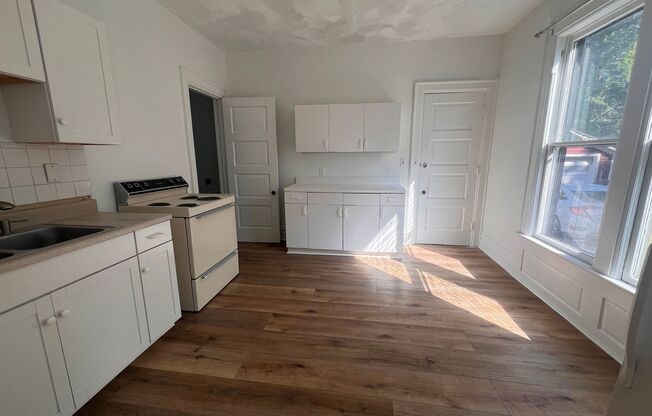 2 beds, 1 bath, 900 sqft, $1,400