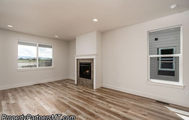 ***  Recently built & Dog Friendly *** 3 Bed 2.5 Bath Townhouse