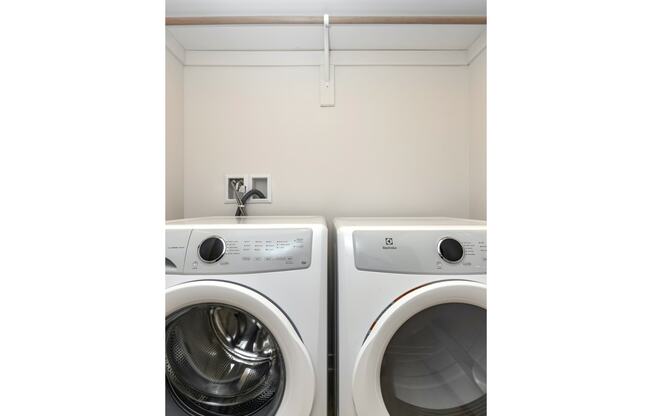 Full-sized in-unit washer & dryers at Edge 204 Apartments in Omaha, NE