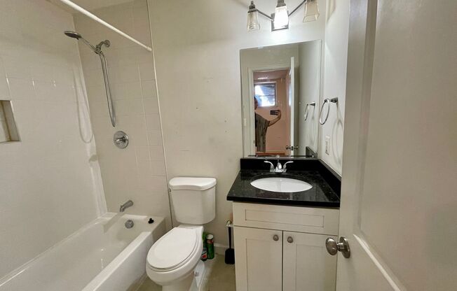 1 bed, 1.5 baths, $1,895, Unit B