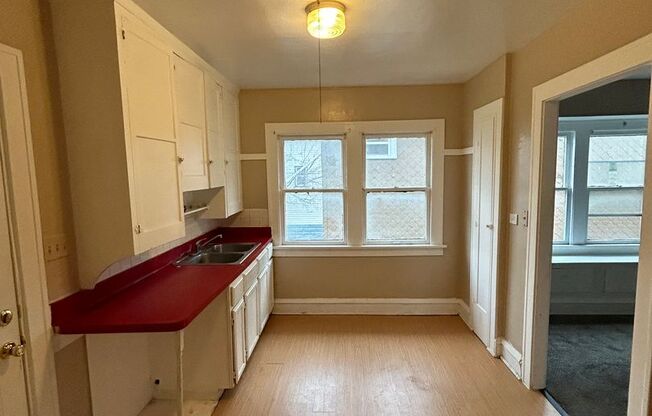 2 beds, 1 bath, $800, Unit 3556 W 63rd St UP