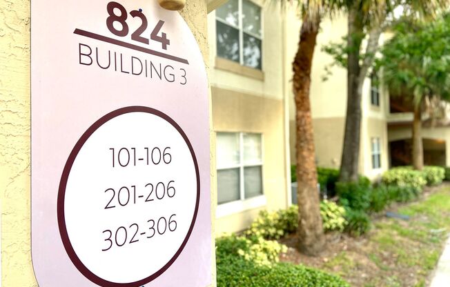 ONE MONTH FREE! Upgraded 3BR/2BA Altamonte Springs Condo with Wood Flooring and Den!