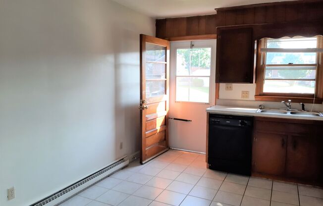 2 beds, 1 bath, 903 sqft, $1,240, Unit M-2